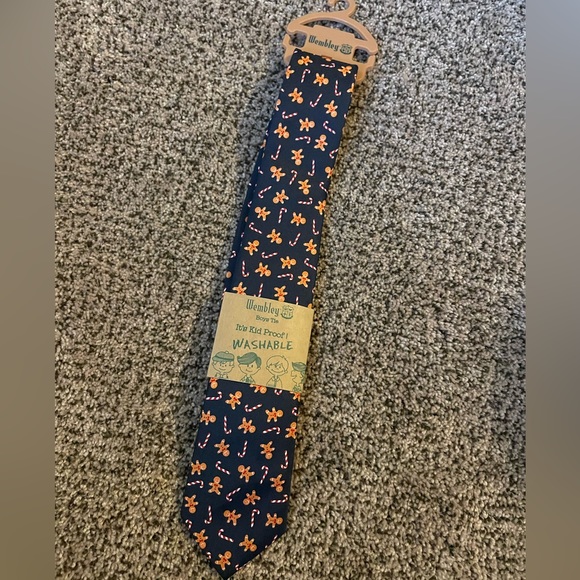 Boys wembley gingerbread and candy cane tie, nwt - Picture 3 of 4